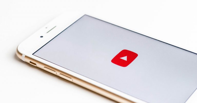 Foto: Smartphone mit YouTube-Logo