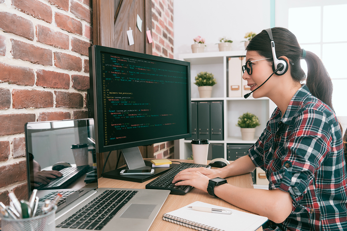 Foto: Junge Frau mit Headset am PC